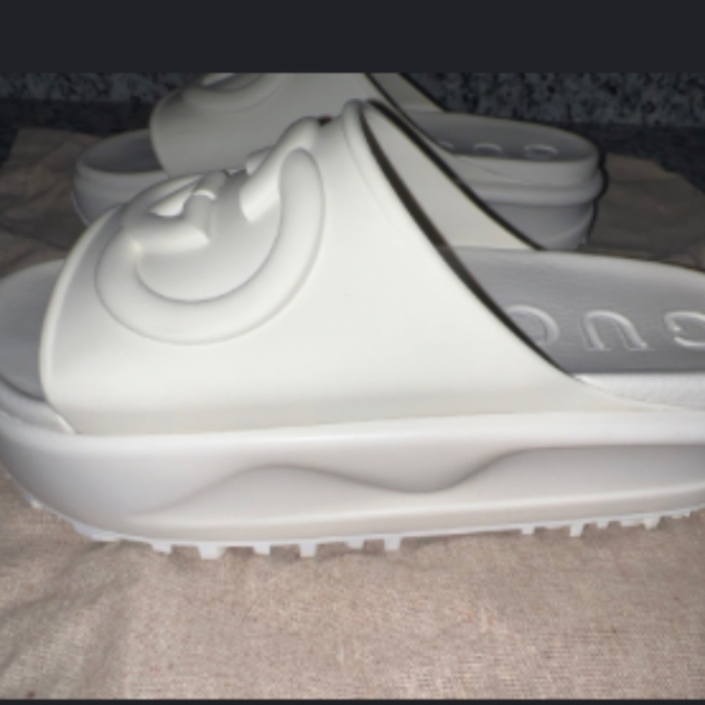 Gucci Women's slide sandal with interlocking G-Size 9